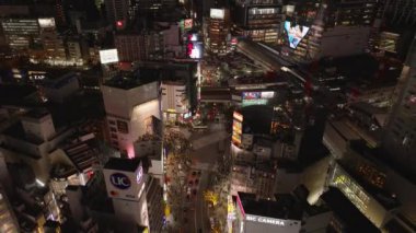 Shibuya Scramble Geçidi 'nden geçen bir sürü insan. Gece şehrin yüksek açılı manzarası. Tokyo, Japonya, 10 Şubat 2024