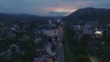 Kandy 'nin hava manzarası, alacakaranlıkta Sri Lanka, şehrin ışıklarını, hareketli caddeleri, yemyeşil tepeleri ve güneş battıktan sonra dramatik gökyüzünü gösteriyor..