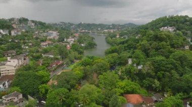 Kandy Lake 'in göz kamaştırıcı hava manzarası, yemyeşil manzarası, manzaralı tepeleri ve kentsel manzarasıyla Sri Lanka. Meşhur Asya 'da seyahat ve doğa konsepti.