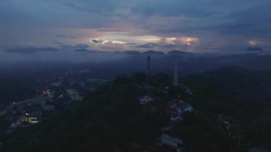 Alacakaranlıkta Kandy, Sri Lanka 'nın nefes kesici hava manzarası, şehirlerin manzarasını ve renkli gökyüzünün altındaki uzak dağları gösteriyor..