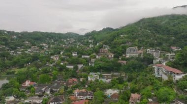 Kandy, Sri Lanka 'nın havadan görünüşü yemyeşil ve tepelik arazideki konut binalarını gösteriyor. Ünlü bir Asya şehrinin doğal güzelliği ve manzarası.