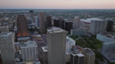 New Orleans şehir merkezinin alacakaranlıktaki hava manzarası, yumuşak akşam ışığında gökdelenleri ve şehir manzarasını aydınlatıyor..