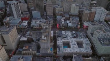 New Orleans şehir merkezinin alacakaranlıktaki hava manzarası gökdelenleri, sokak şebekelerini ve çatıları aydınlatıyor, canlı şehir atmosferini yakalıyor..