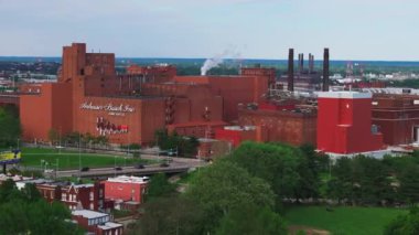 St. Louis 'deki ünlü Anheuserbusch Bira Fabrikası' nın hava manzarasında kırmızı tuğla binalar, bacalar ve yeşil çevre yer alıyor..