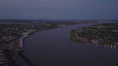 Mississippi Nehri 'nin hava manzarası New Orleasn şehrinden güneş doğarken süzülüyor. Görkemli ufuk çizgisi ve sakin nehir kıyısı.