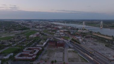 Şafak vakti St. Louis ve Mississippi Nehri 'nin nefes kesici hava manzarası. Şehir silueti, nehir ve köprüyü gösteriyor. Seyahat ve şehir temaları için ideal.