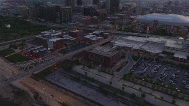 Gün batımında St. Louis şehir merkezinin havadan görünüşü, şehir binaları, Amerika Merkezi 'ndeki Kubbe ve gün batımından gün batımına geçiş yapan şehir manzarası..