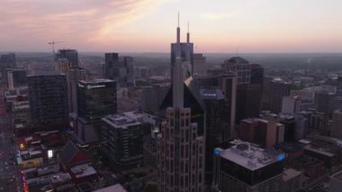 Gün batımında Nashvilles 'in gökyüzü manzarası. Gökyüzünün canlı renkleri şehir ışıklarıyla harmanlanarak şehir güzelliğini ve modern mimariyi gözler önüne seriyor..