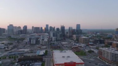 Karanlık çöktüğünde Nashville 'in havadan görünüşü şehir mimarisini ve akşam ışığı sönerken ufuk çizgisini gözler önüne seriyor. Canlı şehir manzarası ve simgeleri gösteriliyor.