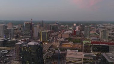 Günbatımında Nashville şehir merkezinin havadan görünüşü, binalarla, caddelerle ve renkli günbatımı renkleriyle gökyüzündeki şehir silueti..