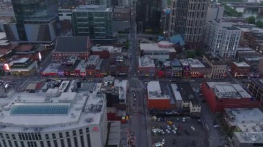 Gün batımında Nashville şehir merkezinin kuş bakışı manzarası Broadway caddesini, barlarını, barlarını ve çatı restoranlarını gösteriyor..