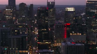 Nashvilles 'in göz kamaştırıcı geçişi, şehir ışıklarını ve ikonik binaları büyüleyici bir şehir manzarasında sergiliyor..