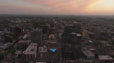 Nashville 'in havadan görünüşü, gün batımında tennessee, canlı bir Amerikan şehrinin gökyüzü ve güzel modern mimarisini vurguluyor..