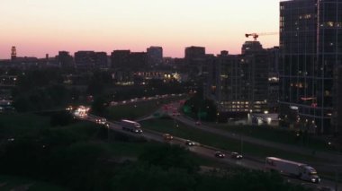 Nashville 'deki akşam trafiğinin hava görüntüsü şehrin silueti renkli bir günbatımı ile kaplı bu Amerikan varış yerinin modern mimarisi üzerinde.
