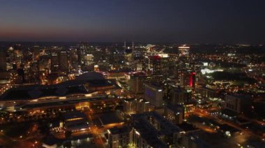 Alacakaranlıkta Nashville şehir merkezinin büyüleyici cazibesi aydınlık ufuk çizgisi ve canlı şehir manzarasının nefes kesici havadan bakış açısıyla.