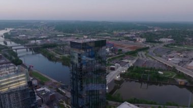 Günbatımında Nashville 'deki Cumberland nehrinin havadan görünüşü şehir siluetini, John Seigenthaler yaya köprüsünü ve şehir merkezinin önündeki yeşilliği vurguluyor..