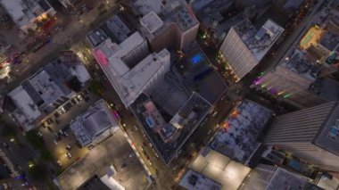 New Orleans şehir merkezinin alacakaranlıktaki hava manzarası, şehirlerin canlı caddelerini ve yüksek binaları aydınlatıyor. Kentsel ve şehir manzarası kavramı.