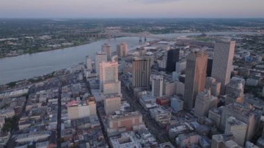 Günbatımında New Orleans 'ın havadan görünüşü, alacakaranlıktaki şehir siluetini, Missippi Nehri' ni ve şehir manzarasını vurguluyor..