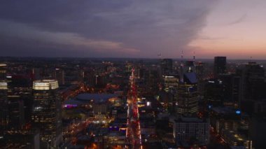 Alacakaranlıkta Nashville şehir merkezinin nefes kesici hava manzarası. Şehrin ufuk çizgisi parıldıyor, canlı sokakları ve yukarıdan canlı atmosferi yakalıyor..