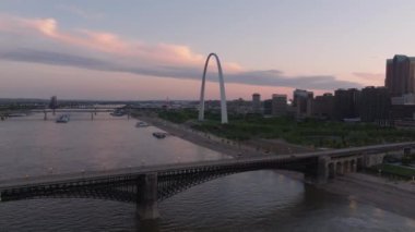 St. Louis üzerinde sakin bir günbatımı, ikonik kemer ve Mississippi Nehri 'nin şehir manzarasının çarpıcı hava manzarasıyla yer alıyor..