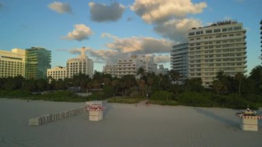 Gün batımında Miami sahilinin havadan görünüşü, bu ünlü Amerikan varış noktasında manzaralı bir zemin üzerine kurulu yüksek binalar..