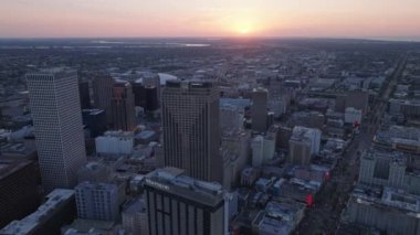 Gün batımında New Orleans gökdelenlerinin havadan görünüşü, canlı şehir merkezini gösteriyor ve gökyüzü kırmızı sıcak renklerle aydınlanıyor..