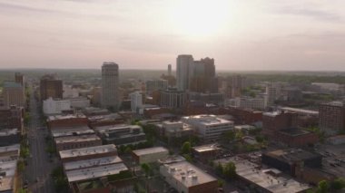 Birmingham 'ın hava görüntüsü, ABD alacakaranlıkta ufuk çizgisi. Şehir binalarının arkasında güneş batıyor, şehir manzarasına güzel bir parıltı yayıyor..