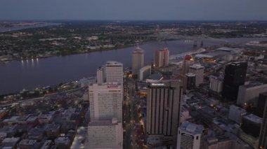 New Orleans 'ın alacakaranlıktaki havadan görünüşü... Şehir silueti ve Missippi nehrinin batan akşam ışığında görüntüsü. Kentsel ve seyahat kavramları büyük bir seyahat noktası.