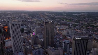 Günbatımında New Orleans 'ın havadan görünüşü, şehrin ışıklarıyla ve yüksek bir bakış açısıyla gecenin erken saatlerine geçişi yakalıyor..