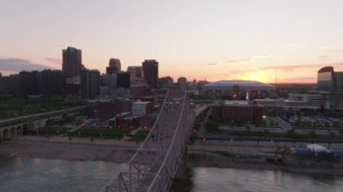 St. Louis ufuk çizgisinde güneşin doğuşunu gösteren hava manzarası Mississippi, Martin Luther King Jr. Köprüsü ve şehir manzarasını vurguluyor. Şehir manzaraları ve gündoğumu sahneleri için ideal.