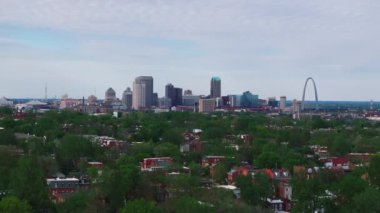 St. Louis ufuk çizgisinin havadan görünüşü, ünlü geçit kemeri ve şehir merkezindeki binalar bir yeşillik zeminine karşı dizilmiş..