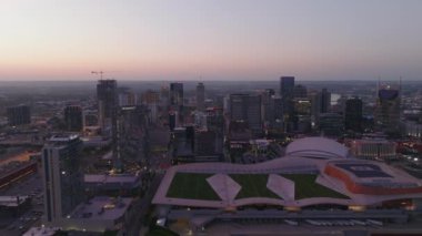 Alacakaranlıkta Nashville 'in nefes kesici hava manzarası, akşam vakti şehrin ufuk çizgisini ve Bridgestone Arena' sını aydınlatıyor. Seyahat ve şehir kavramı.