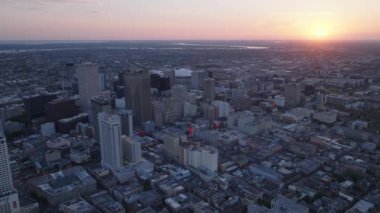 Günbatımında New Orleans şehir manzarası aydınlanmış gökdelenleri, binaları ve sokakları sıcacık bir ışıkla yakalıyor. Kentsel, seyahat ve turizm kavramları.