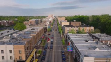 St. Louis 'de ağaçlar, trafik ve dükkanlarla dolu canlı bir şehir caddesinin havadan görünüşü yukarıdan canlı şehir yaşamını yakalıyor..