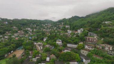 Kandy 'nin canlı yeşilliği ve şehir manzarası havadan bakıldığında Sri Lanka. Bu Asyalı cennetinin verimli tropikal güzelliği ve yoğun bitki örtüsü.
