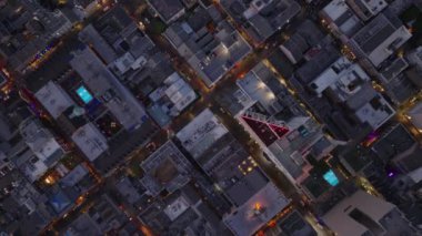 Büyüleyici kuşların gözü alacakaranlıkta bir Amerikan şehrinin manzarası, şehir planlarını, binaların çatılarını, aydınlık caddeleri ve yukarıdan canlı gece hayatını gösteriyor..