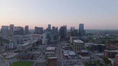Günbatımında Nashville 'in havadan görünüşü, modern cam gökdelenleri ve alçak binaları ile şehir silüeti akşam yaklaştıkça gitgide kararıyor..