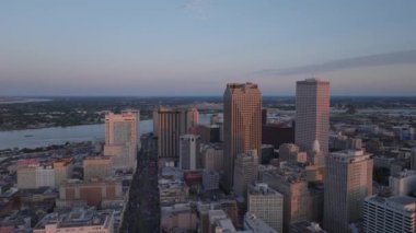 New Orleans 'ın hava manzarası alacakaranlıkta gökyüzüne yükseliyor, güneş batarken şehrin muhteşem mimarisini ve su yollarını gösteriyor..