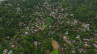 Kandy, Sri Lanka 'nın havadan görünüşü, yemyeşil sera ve tepelerin arasına yuva yapmış evler. Asya seyahati ve turizm kavramı.