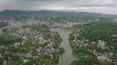 Kandy Gölü, Sri Lanka 'nın havadan görünüşü, yemyeşil ile çevrili şehri vurguluyor. Doğayla şehir yaşamını harmanlayan sakin bir manzara.