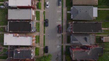 Yukardan, evleri, sokakları ve kavşakları ele geçiren bir Amerikan şehrinin yerleşim yerinin kuş bakışı görüntüsü. Benzersiz bir perspektiften kentsel şebeke.