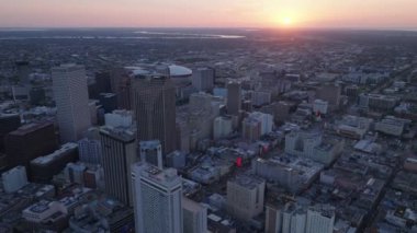 Güneşin doğuşuyla New Orleans şehir merkezinin çarpıcı hava manzarası, şehir siluetini ve şehir manzarasını sıcacık renklerle yakalıyor..