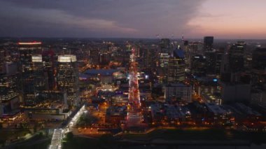 Karanlık çöktüğünde Nashville şehir merkezinin nefes kesici hava manzarası, Cumberland Nehri boyunca canlı ışıklar ve şehir mimarisi sergileniyor..