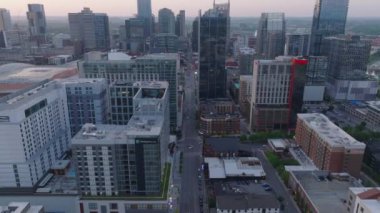 Alacakaranlıkta Nashville şehir merkezindeki canlı hava manzarası, çağdaş gökdelenler ve bir çatı yüzme havuzu partisi.