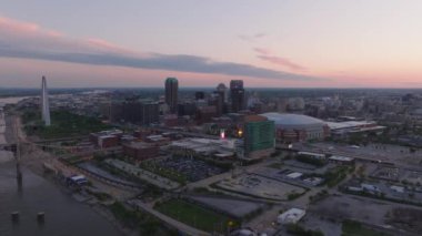 Gün batımında St. Louis ve Mississippi Nehri şehir merkezinin hava manzarası, sakin bir nehir setine karşı ikonik ufuk çizgisini sergiliyor..