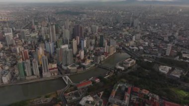 Nehrin önünde gökdelenler olan Manilas şehrinin havadan görünüşü, güneydoğu Asya 'da kentsel gelişim ve modern mimari sergileniyor..