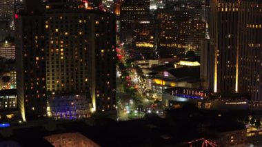 Geceleri New Orleans 'ın havadan görünüşü, parlak binalar, hareketli caddeler ve şehrin modern kesimindeki hareketli şehir manzarası..