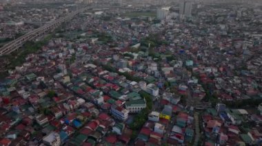 Filipinler, Manila 'daki alçak binaların hava manzarası, yemyeşil otobanlar ve uzak binalar..