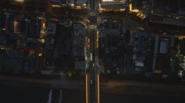 Gece şehri boyunca giden otobüslerin izini sürüyorum. Şehir merkezindeki caddelerin en aşağısındaki araçların çekimleri. Kyoto, Japonya.