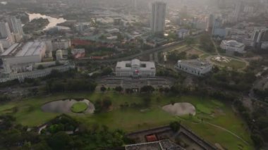 Günbatımında Manila Ulusal Güzel Sanatlar Müzesi 'nin hava görüntüsü, kentsel yapıları ve yeşil alanları barışçıl bir atmosferle vurguluyor..